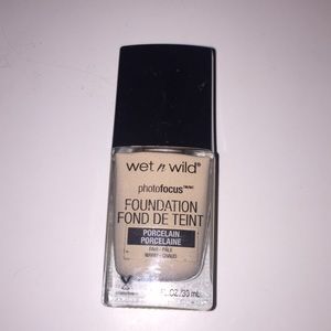 Foundation in porcelain